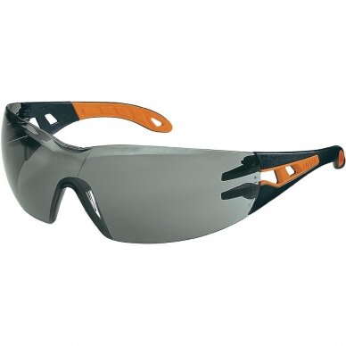 Apsauginiai akiniai Uvex Pheos pilka linze, supravision excellence padengimas, juodos/oranžinės kojelės. Supakuota mažmeninėje kartoninėje dėžutėje 1 vnt